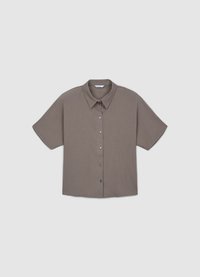 Chemise à manches courtes boutonnée en tissu taupe doux, dotée d'un col classique et de cinq boutons sur le devant, avec une coupe décontractée.