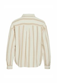 Camisa tejida de color crema con finas rayas verticales marrones, cuello abotonado y puños con un solo botón, con pliegues en la parte trasera.