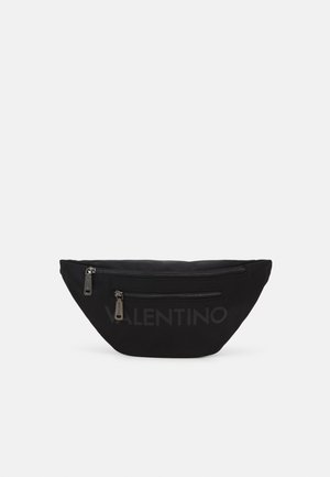 Sort nylon bælte taske med to lynlåskompartmenter og subtil Valentino-logo foran.