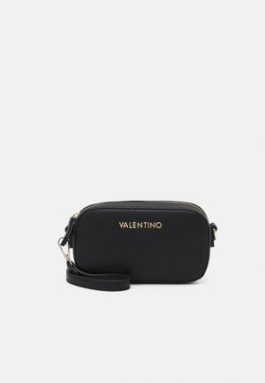 Pochette rectangulaire noire Valentino avec logo doré et fermeture éclair, et une sangle détachable sur fond blanc.
