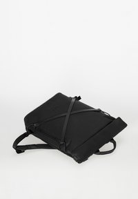 Schwarzer rechteckiger Rucksack mit gepolsterten Schulterriemen, diagonaler Reißverschlusstasche und verstellbaren Seitenriemen auf weißem Hintergrund.