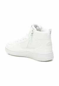 Deportivas altas blancas con parte superior de cuero suave, detalles de malla, cremallera lateral, frente con cordones y suela de goma texturizada.