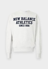 Grå sweatshirt med marinblå text "NEW BALANCE ATHLETICS SINCE 1906" på baksidan. Har ribbade mudd och nederkant, mjuk tygstruktur.
