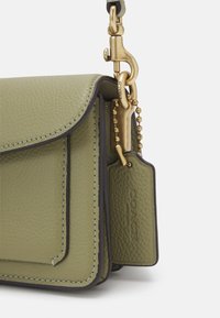 COACH POLISHED PEBBLE COVERED TABBY  - Kabelka - moss