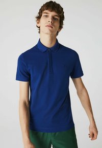 Blauwe poloshirt met een klassieke kraag en korte mouwen. Heeft een subtiele geborduurde logo en een gladde, gestructureerde stof.