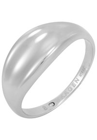 Polerad rostfri ring med en slät, rundad design. Har en liten accentsten och ingraverad branding på insidan av ringen.