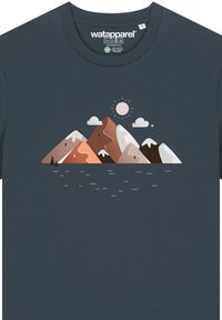 Navy blauwe T-shirt met een grafisch ontwerp van bergen in verschillende tinten bruin en wit, met een zon en wolken erboven.