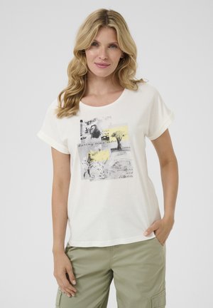 T-shirt en coton blanc avec des manches courtes retroussées, présentant un design imprimé coloré d'éléments floraux et abstraits dans des tons de gris et de jaune.