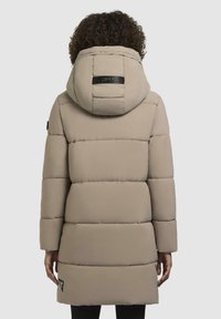 Jacket puffer bej cu glugă, având un design quilted orizontal, etichetă de accent neagră pe spate și mâneci lungi.
