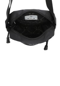 Borsa rettangolare nera con chiusura a zip, dotata di un interno con motivo e un'etichetta. Cinghia regolabile attaccata per una facile portabilità.