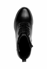 Bottes noires à la cheville avec une finition en cuir lisse, dotées d'un laçage sur le devant, d'une fermeture éclair sur le côté et d'un design à bout arrondi.