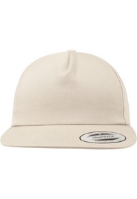 Beige snapback pet met een gestructureerde kroon, vlakke klep en tekstlabel aan de zijkant. Gemaakt van duurzaam stof met een gladde textuur.