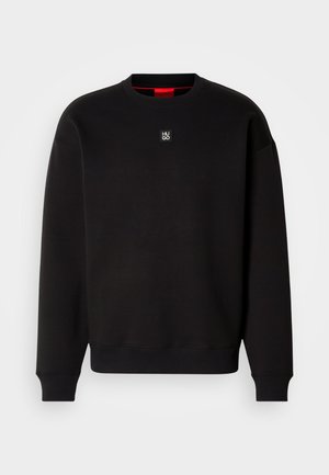 Schwarzer Sweatshirt aus weichem Stoff mit Rundhalsausschnitt, gerippten Bündchen und einem kleinen quadratischen Logo auf der Brust. Hat einen roten Innenkragen.