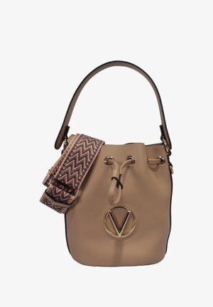 Beige neplederen beugeltas met een trekkoordsluiting, voorzien van een gouden logo-accent en een verstelbare riem met patroon in roze en groen.