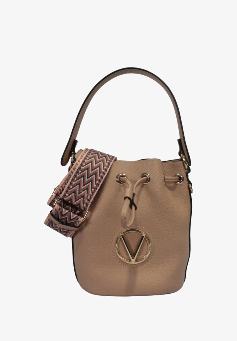 Beige neplederen beugeltas met een trekkoordsluiting, voorzien van een gouden logo-accent en een verstelbare riem met patroon in roze en groen.