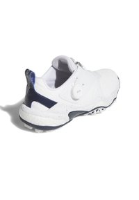 Bílá sportovní obuv s texturovaným síťovaným svrškem a námořnickými modrými detaily. Disponuje zavazováním pomocí systému BOA a robustní podrážkou pro lepší trakci.