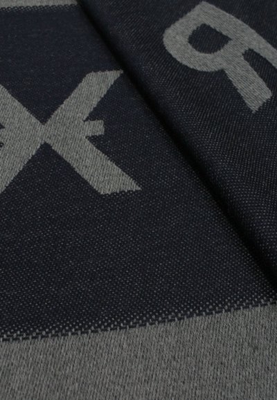 Tessuto con una base blu navy scuro e grandi lettere grigie. Il tessuto ha una trama texturizzata con una finitura liscia e bordi a contrasto.