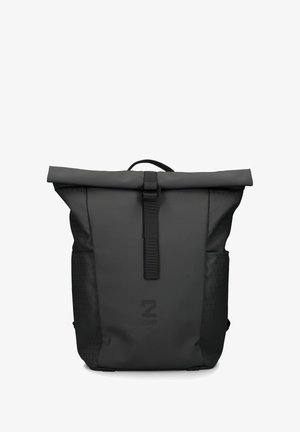 Sac à dos noir à rabat enroulable avec fermeture à boucle frontale, côtés texturés et accents à motif triangulaire. Matériau durable, design élégant, spacieux.