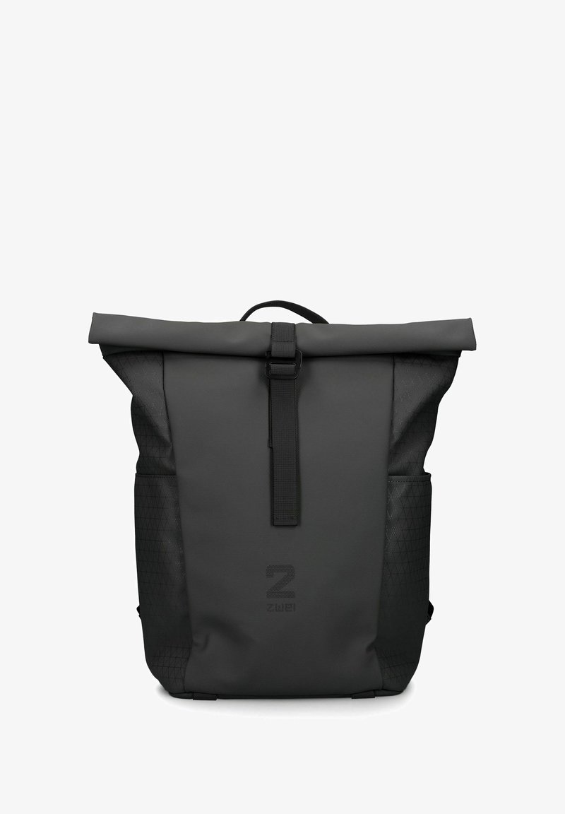 Sac à dos noir à rabat enroulable avec fermeture à boucle frontale, côtés texturés et accents à motif triangulaire. Matériau durable, design élégant, spacieux.