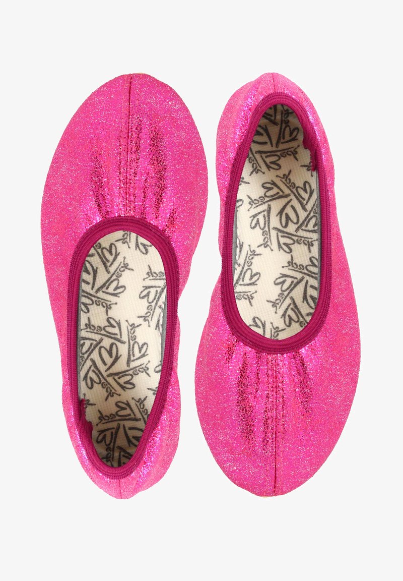 Rosa glitzernde Ballerinas mit elastischen Kanten, glatter Textur und einem gemusterten Einlegesohle mit Herzen. Leicht und flexibles Design.