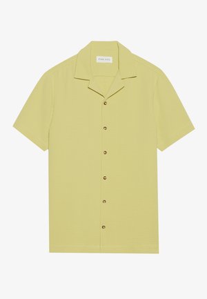Kortermet skjorte med knapper i lys gul, med teksturert stoff, camp-krage og brune knapper foran.