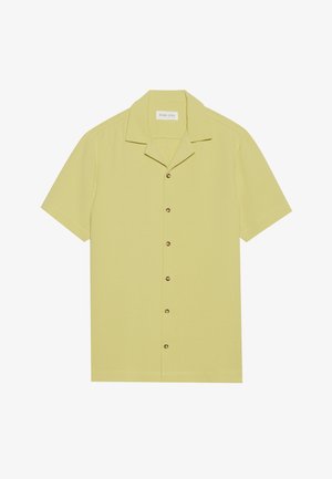 Kratka majica s dugimi rokavi v svetlo rumeni barvi, z strukturirano tkanino, ovratnikom v kamp slogu in rjavimi gumbi spredaj.
