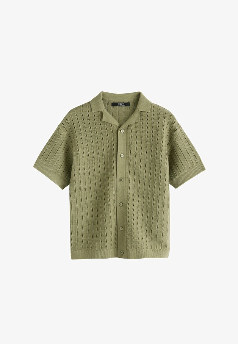 Chemise en maille vert olive à manches courtes avec col, présentant une texture côtelée verticale et cinq boutons sur le devant.