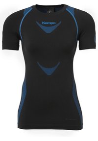 Sort trænings T-shirt med korte ærmer, der har blå striber som accent og en tætsiddende pasform. Lavet af fugtabsorberende materiale med logo-detalje.
