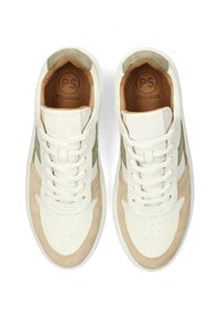 Weiß-beige Sneaker aus Wildleder und Leder, mit einer strukturierten Oberfläche, gepolstertem Schaft und Logo auf der Innensohle.