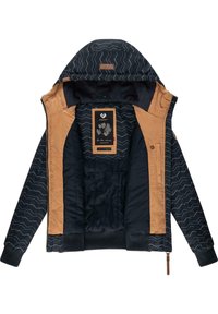 Marinblå och beige vadderad jacka med huva. Har ett sicksackmönster på yttertyget, dragkedjestängning och innerfickor.