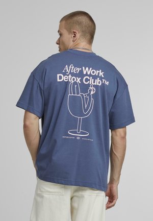DETOX CLUB - Print T-shirt - blue