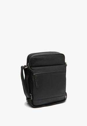 Schwarze Leder-Umhängetasche mit Reißverschluss, Fronttasche, strukturiertem Schultergurt und glatter Oberflächenbeschichtung. Kompakte rechteckige Form.