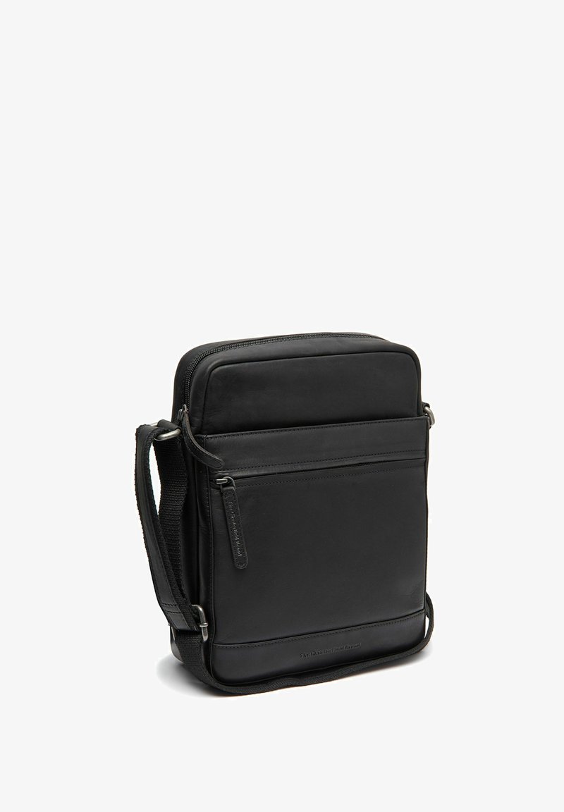 Borsa a tracolla nera in pelle con chiusura a zip, tasca frontale, tracolla testurizzata e finitura superficiale liscia. Forma rettangolare compatta.