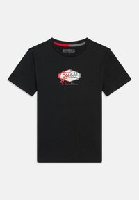 Melna kokvilnas T-krekls ar mirdzošu sarkano un baltu "Guess" logotipu un tekstu "Losandželosa, Kalifornija". Apaļš kakla izgriezums, īsas piedurknes.