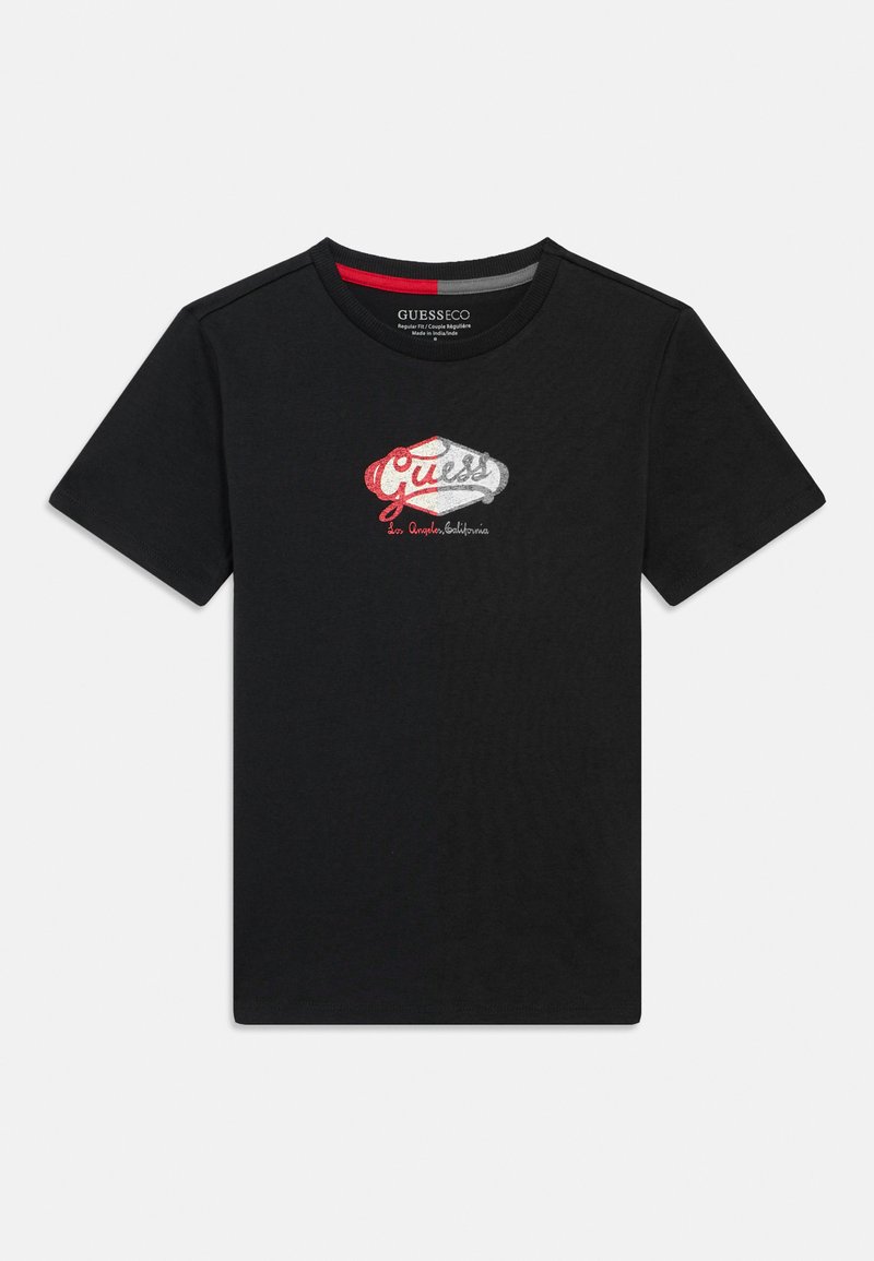 Melna kokvilnas T-krekls ar mirdzošu sarkano un baltu "Guess" logotipu un tekstu "Losandželosa, Kalifornija". Apaļš kakla izgriezums, īsas piedurknes.