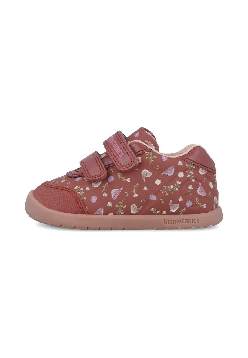 Zapatilla de deporte con estampado floral rojo, parte superior sintética, dos correas de velcro, suela de goma y cuello ligeramente acolchado; presenta pequeños pájaros y patrones florales.