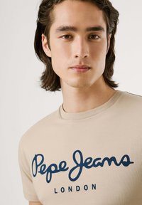 Pepe Jeans ORIGINAL STRETCH  - Majica kratkih rukava s printom - stone beige