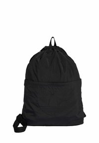 Sort snøre rygsæk lavet af letvægtsstof, med en stor forlomme og embosset logodesign. Glat tekstur, rundet form.