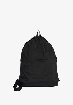 Czarny plecak na sznurki wykonany z lekkiego materiału, wyposażony w dużą przednią kieszeń i tłoczone logo. Gładka tekstura, zaokrąglony kształt.