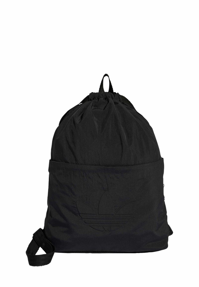 Sort snøre rygsæk lavet af letvægtsstof, med en stor forlomme og embosset logodesign. Glat tekstur, rundet form.