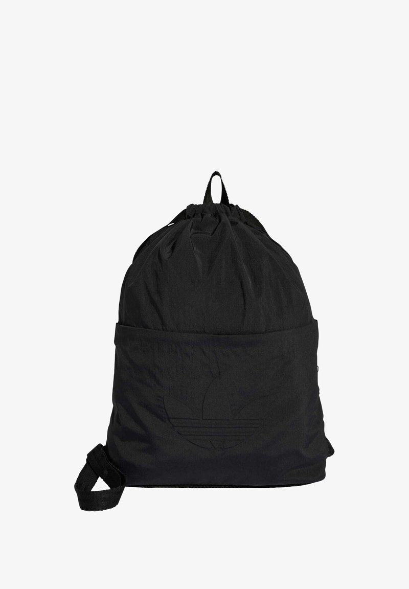 Sort snøre rygsæk lavet af letvægtsstof, med en stor forlomme og embosset logodesign. Glat tekstur, rundet form.