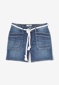Shorts en denim bleu moyen, avec une ceinture en corde blanche. Deux poches avant et une poche arrière, avec une coupe droite et un ourlet effilé.