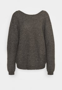 Ciemnoszary sweter z dzianiny o luźnym kroju, szerokim dekolcie oraz prążkowanej fakturze. Wszystkie krawędzie wykończone są dopasowanym mankietem.