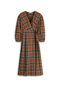 Brązowa sukienka w kratę z kopertowym krojem, z bufkami na rękawach, pasek podkreślający talię oraz niebieskie i czarne akcenty w kratce.