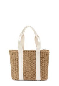 Nizka pletena torba iz slame v naravni bež barvi z dvema belima tekstilnima ročaji. Ima pravokotno obliko in teksturirano površino.
