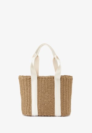 Geweven rieten draagtas in natuurlijk beige met twee witte stoffen handvatten. Heeft een rechthoekige vorm en een gestructureerd oppervlak.