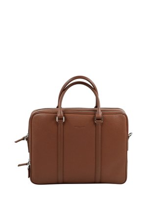 Mallette en cuir marron avec doubles poignées, deux sangles verticales et compartiments zippés sur fond blanc.