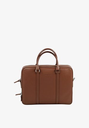 Mallette en cuir marron avec doubles poignées, deux sangles verticales et compartiments zippés sur fond blanc.