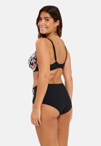 Set di bikini nero con bralette ricamata a fiori, dotata di spalline regolabili e culotte a vita alta a coste, che enfatizzano copertura e texture.