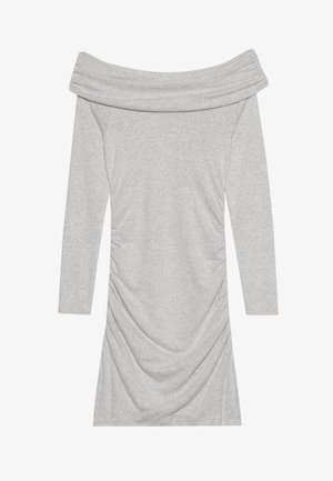 Robe grise à épaules dénudées avec des manches longues, présentant des détails froncés sur les côtés et un tissu lisse et extensible.